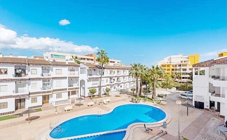 Španělsko, Punta Prima, apartmán s turistickou licencí, velkou terasou a bazénem