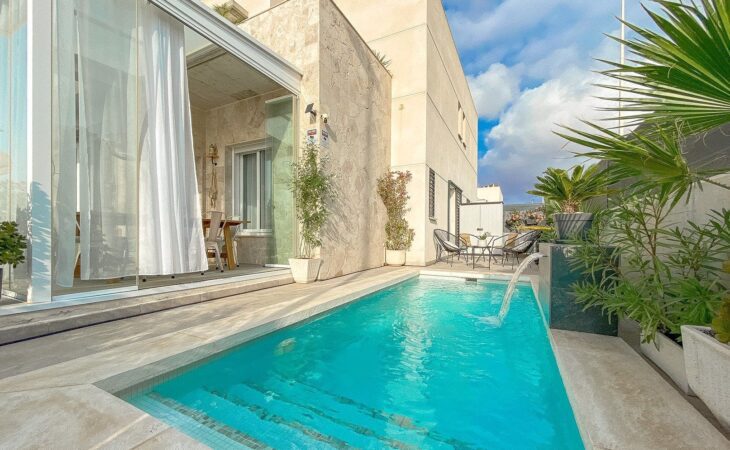 Španělsko, Torrevieja, Aguas Nuevas, luxusní dům s bazénem a terasou