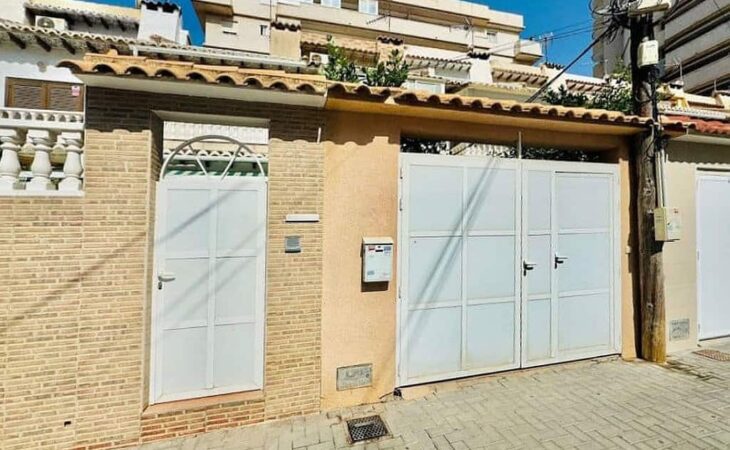 Španělsko, Torrevieja: prostorný dům s terasami