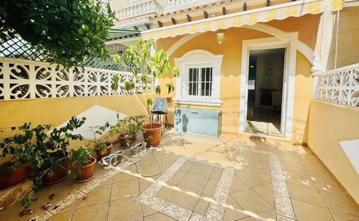 Španělsko, Torrevieja: prostorný dům s terasami